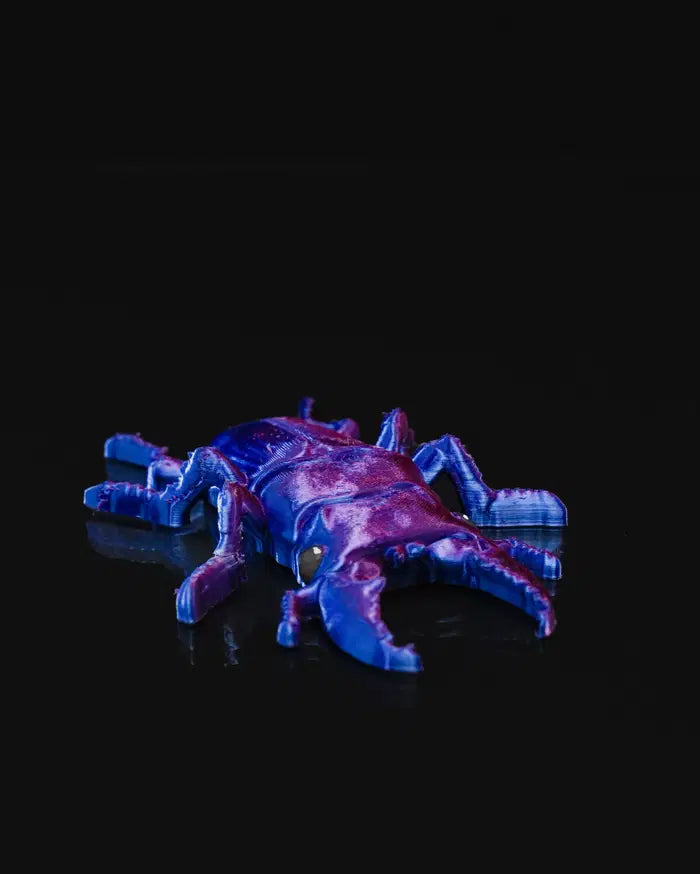 3D-gedruckter Hirschkäfer in Blau und Violett, Seitenansicht auf schwarzem Hintergrund, detaillierte Struktur mit Beinen…