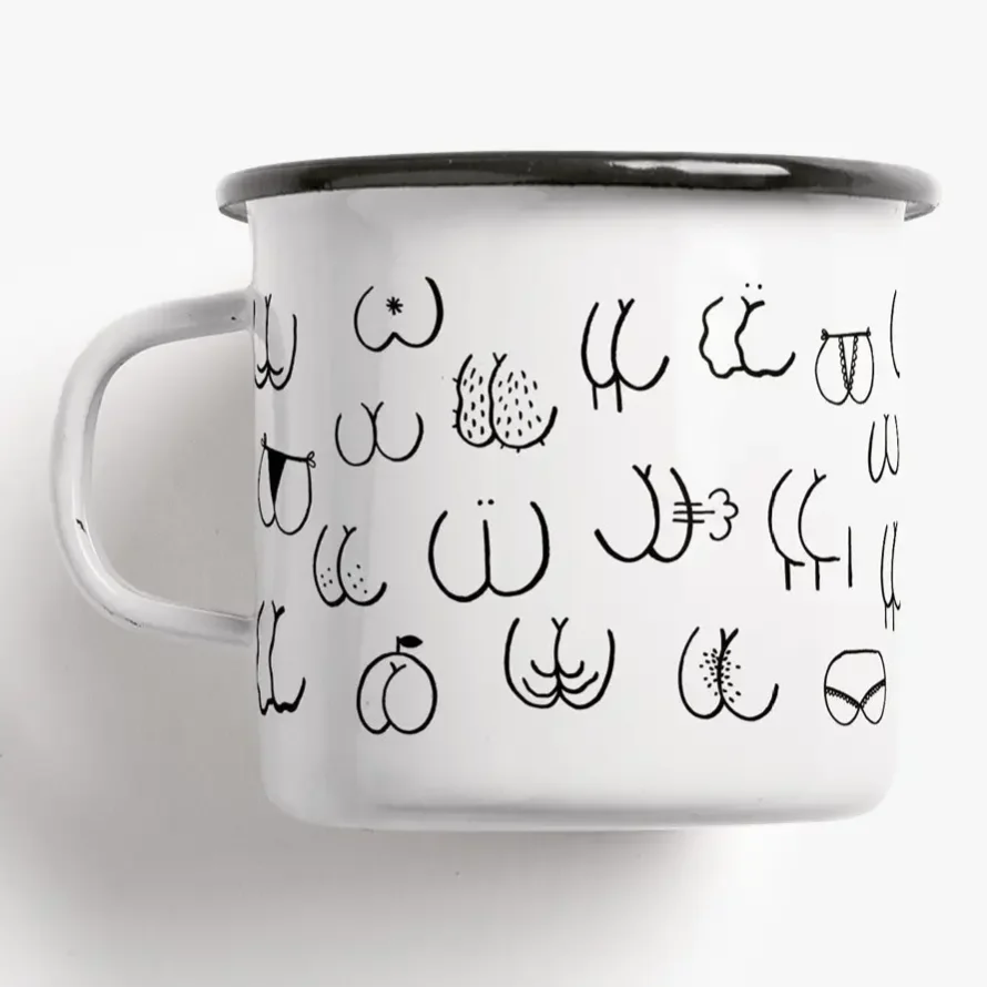Emaille Tasse mit weißem Grund, schwarzem Rand und Henkel, bedruckt mit humorvollen Strichzeichnungen von Hintern und…