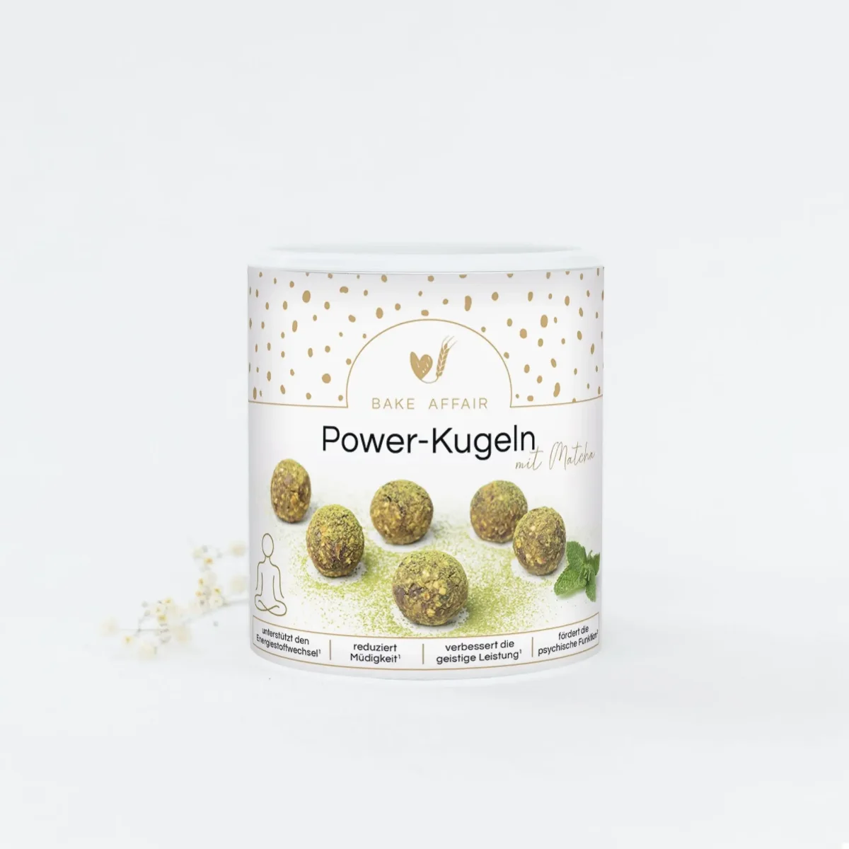 Energiekugeln Matcha: Weiße Schachtel mit grünen Kugeln und Matchapulver, Bake-Affair-Logo oben