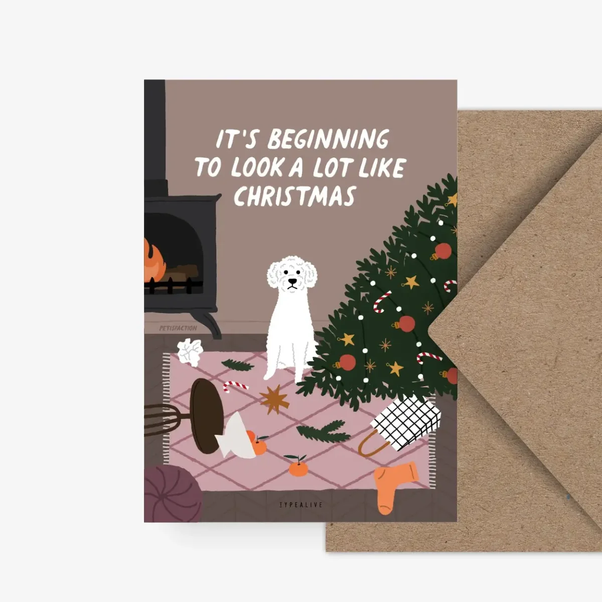 Weihnachtskarte DIN A6 mit weißem Hund vor Weihnachtsbaum und Kamin, Text „It's beginning to look a lot like Christmas