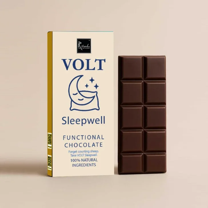 VOLT Sleepwell Zartbitterschokolade: Verpackung mit Mond-Logo neben aufgebrochener Tafel mit zehn Quadraten