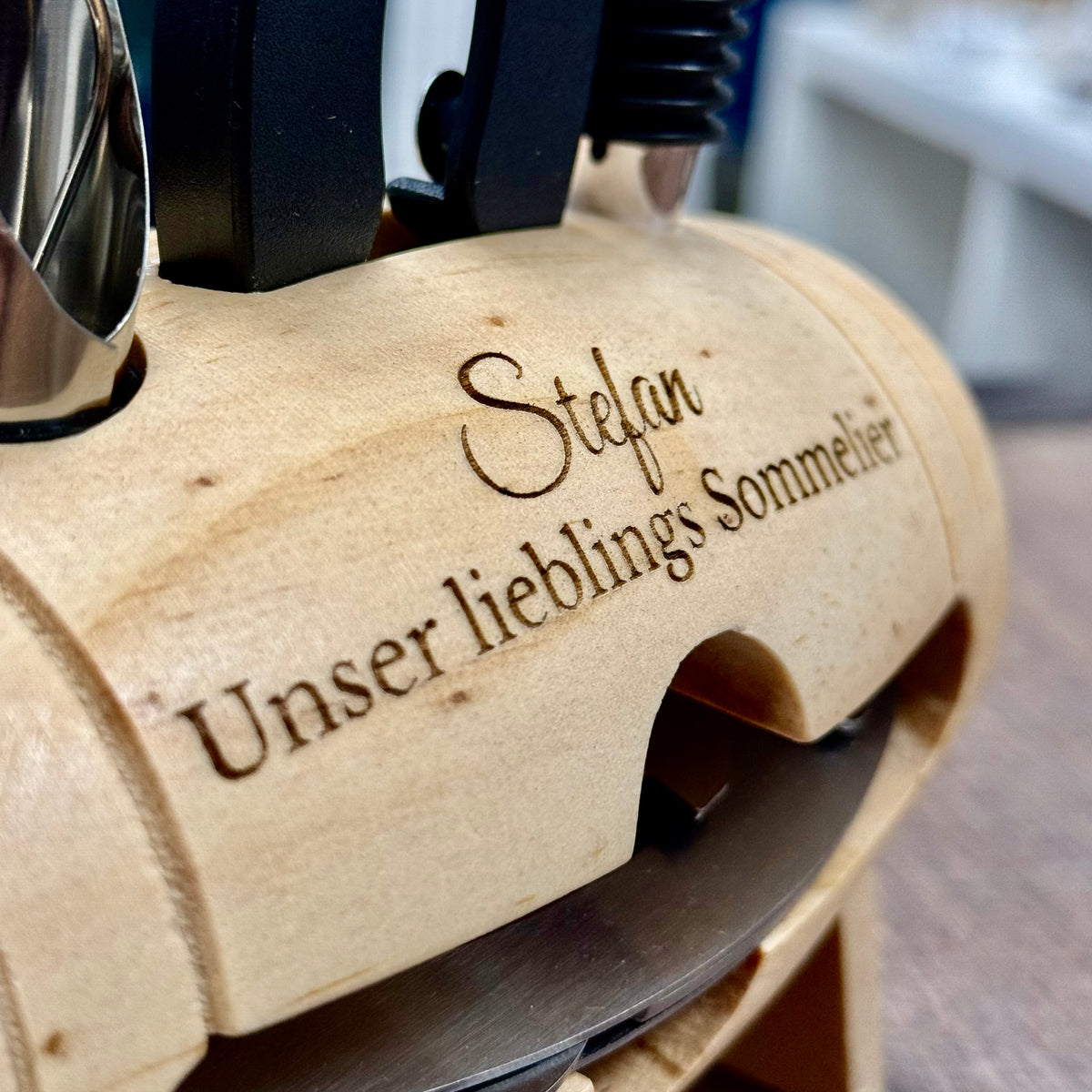 Holzfass mit graviertem Text „Stefan