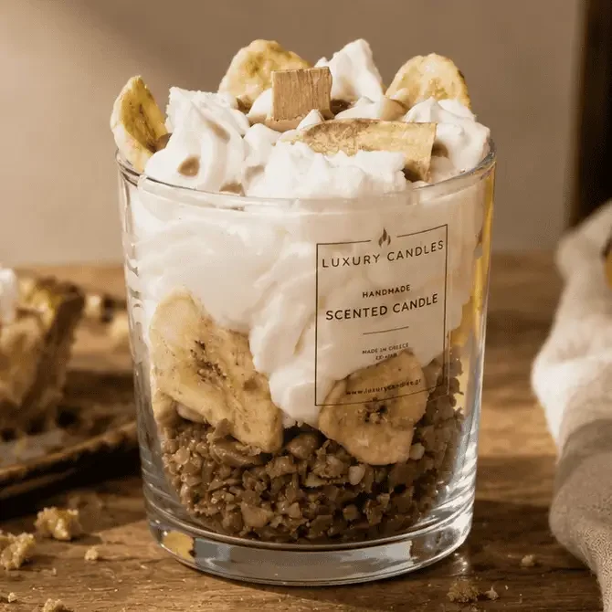 Duftkerze mit Holzdocht, Wachs-Dekoration aus Banane und Karamell, Kekskrümel-Schicht unten, Glas mit Label.