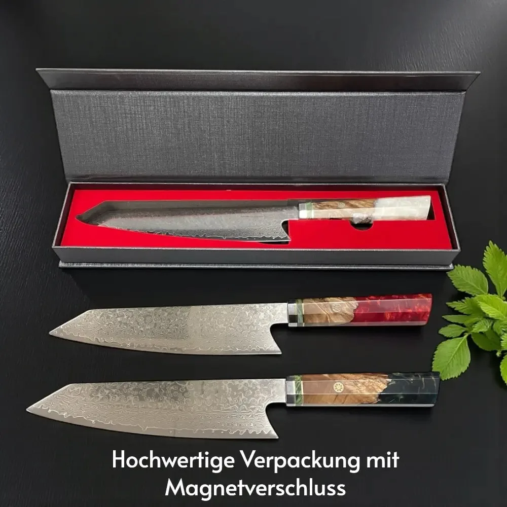 Mori-Messer in grauer Premium-Box mit rotem Futter, daneben zwei weitere Messer mit Damaststahl-Klinge und Holzgriffen…