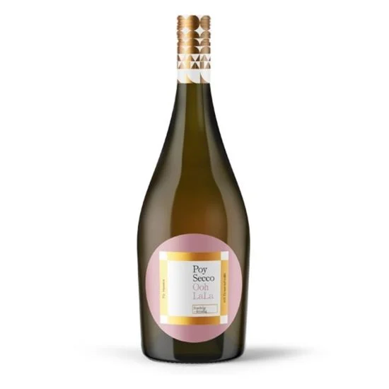 Frizzante Poy-Secco Ooh La La: schlanke grüne Weinflasche mit goldenem Kapselhals und rosa Rundetikett, freigestellt auf…