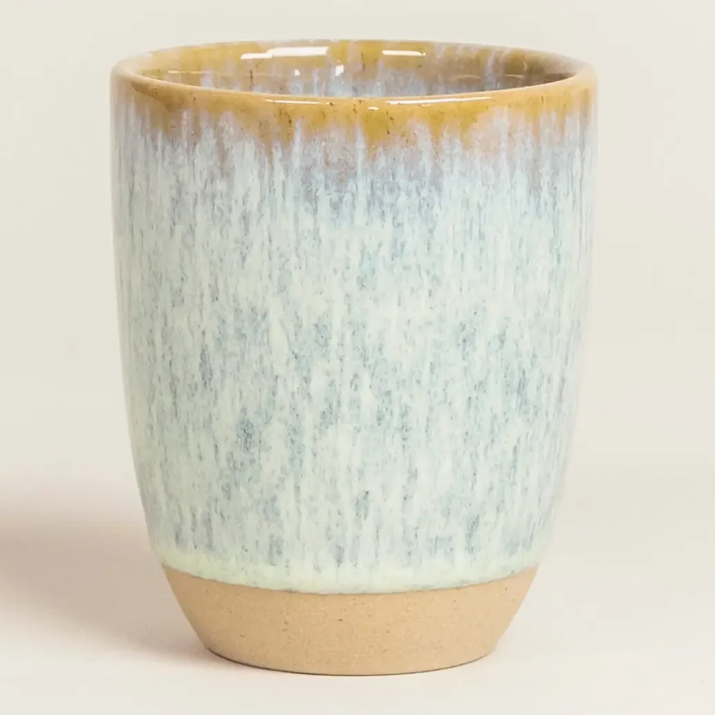Cappuccino Tasse Keramik: henkellose Tasse mit hellblau-mintfarbener Glasur, gelblichem Rand und unglasiertem beigem Fuß…
