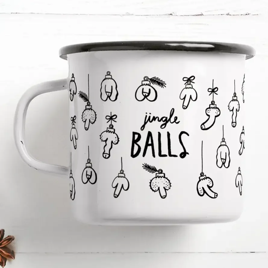 Emaille Tasse weiß mit schwarzem Rand, Henkel und Druck: hängende Weihnachtskugeln mit Schriftzug „jingle BALLS