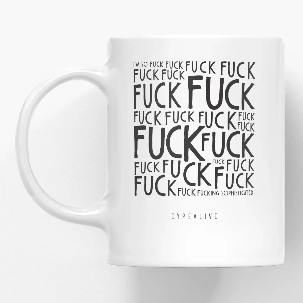 Weiße Keramiktasse mit schwarzem Schriftzug, Vorderseite zeigt wiederholtes Wort und Spruch „Fucking Sophisticated