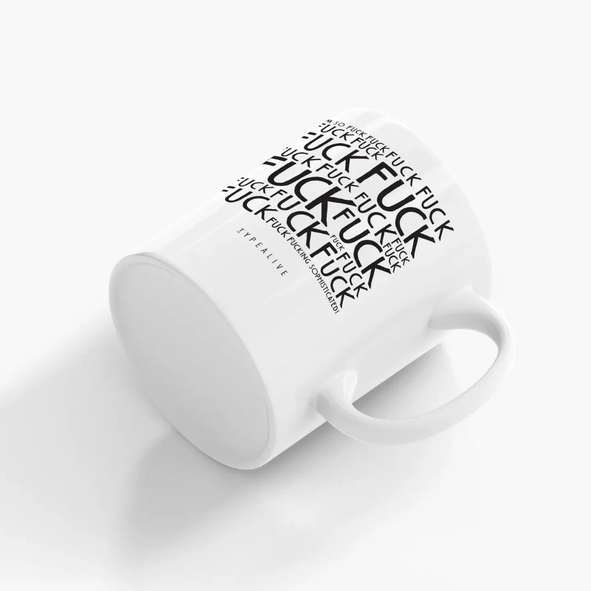 Weiße Keramiktasse mit schwarzem Schriftzug, schräg von oben fotografiert, Henkel nach rechts.