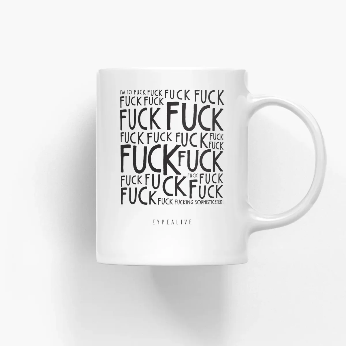 Weiße Keramiktasse mit schwarzem Schriftzug: wiederholtes Wort in verschiedenen Größen, darunter „Fucking Sophisticated