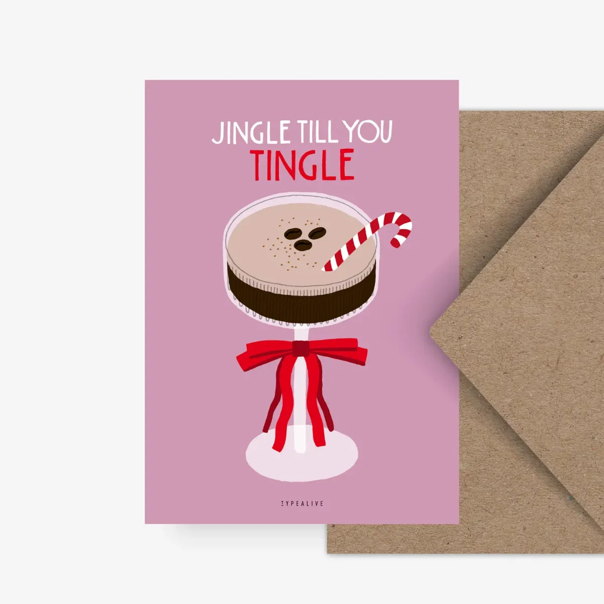 Weihnachtskarte mit rosa Hintergrund, Illustration eines Cocktails mit Zuckerstange und roter Schleife, Text „Jingle Till…