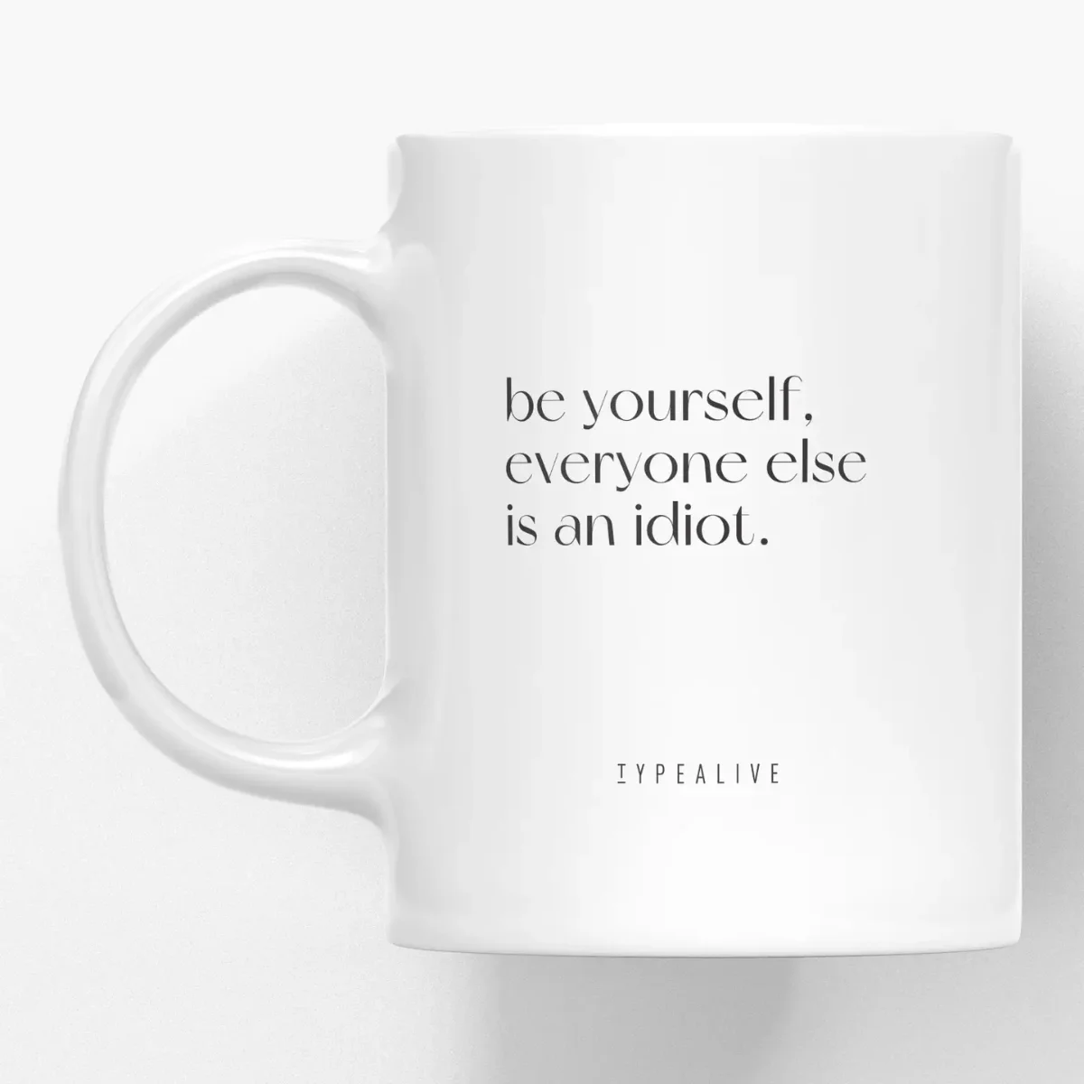Weiße Keramiktasse mit schwarzem Schriftzug „be yourself. everyone else is an idiot.