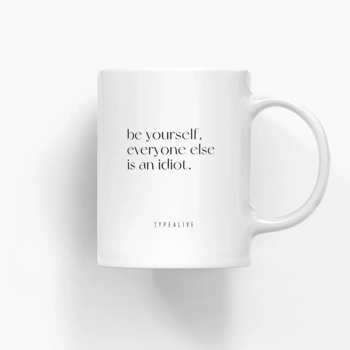 Weiße Keramiktasse mit schwarzem Schriftzug „be yourself. everyone else is an idiot.