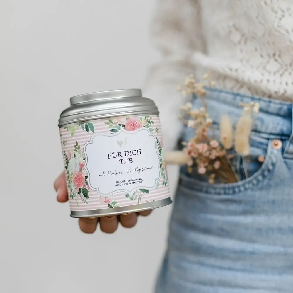 Metalldose mit Blumenmuster und Aufschrift „Für dich Tee