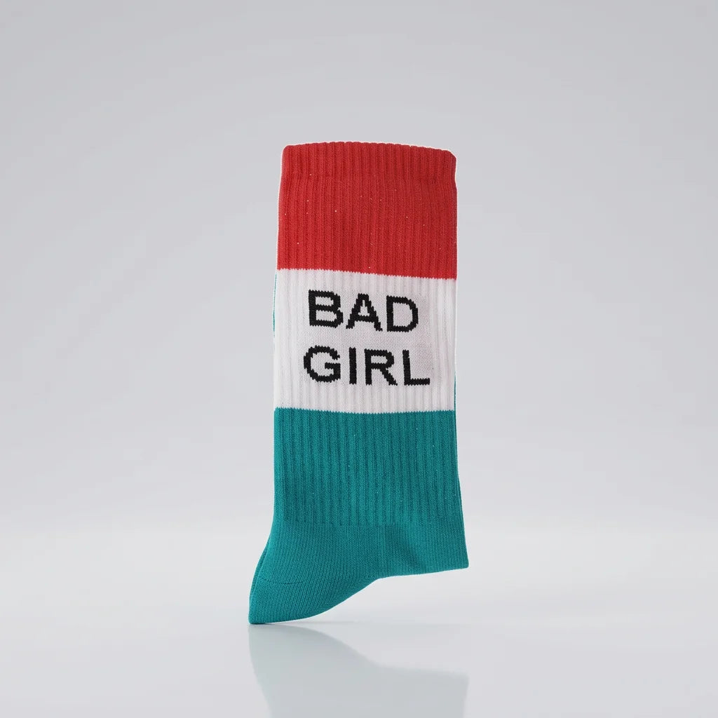 Sportsocke in Rot, Weiß und Grün mit schwarzem „BAD GIRL