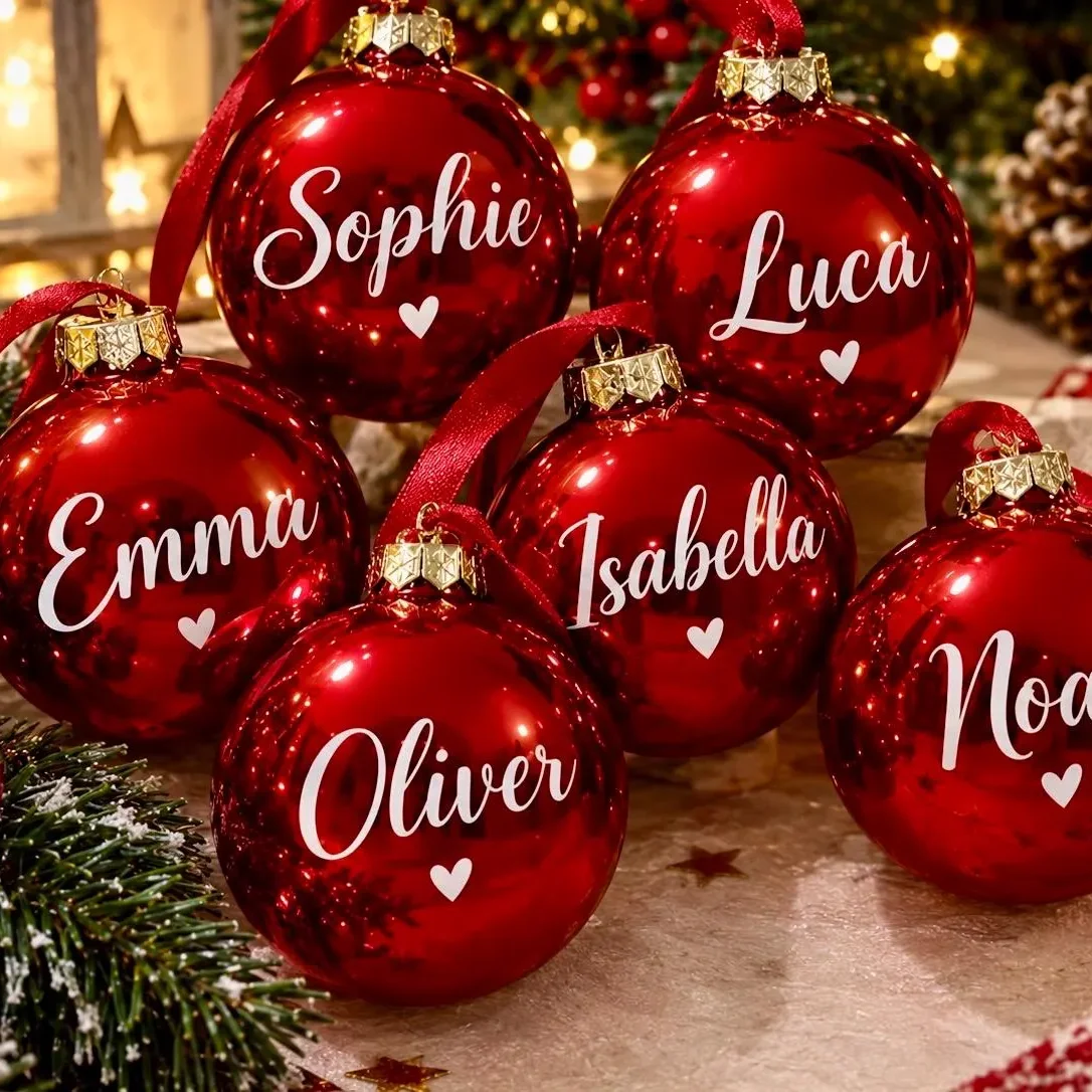 Weihnachtskugel mit Namen: sechs glänzend rote Glaskugeln mit Namen in weißer Schrift und Herzchen, Bänder und goldene…