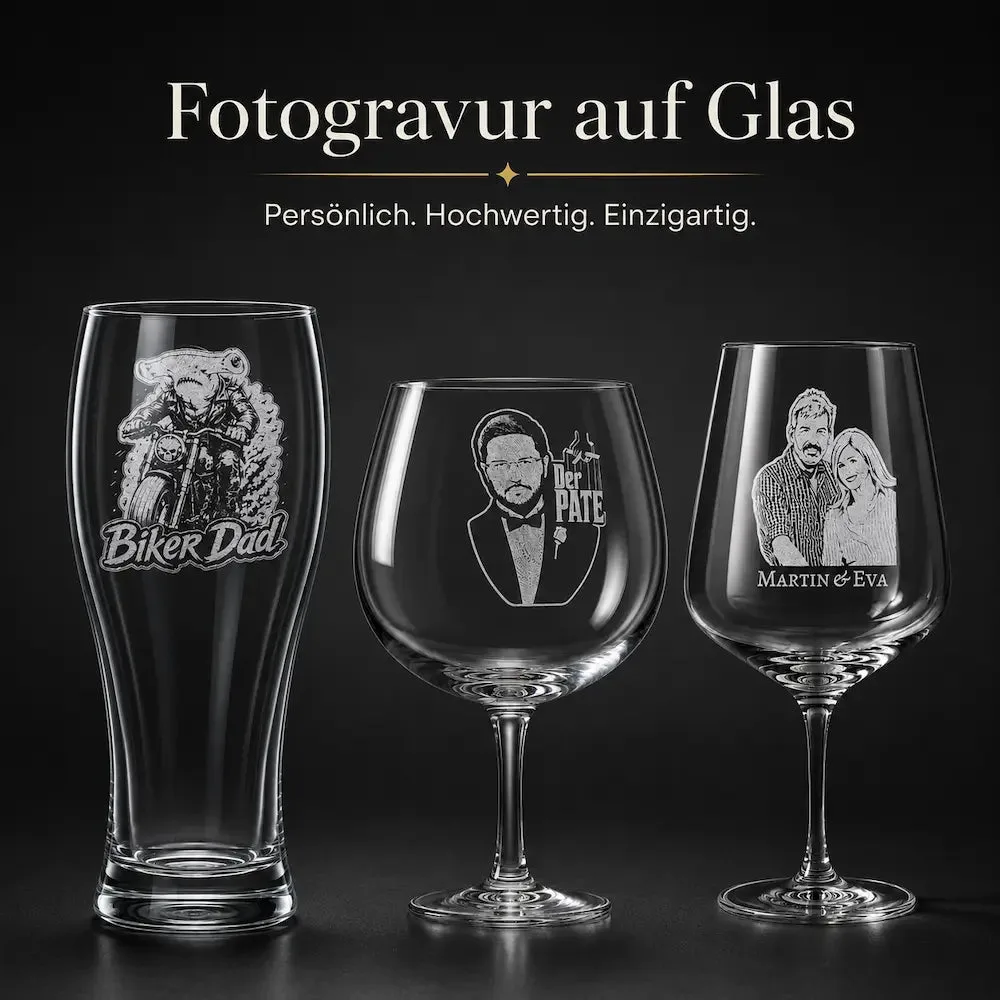 Drei Gläser mit Fotogravuren: Bierglas mit Motorrad-Motiv, Weinglas mit Porträt, Sektglas mit Paarfoto und Namen.