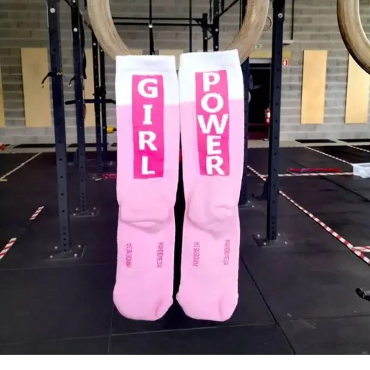 Zwei rosa Sportsocken mit „Girl Power