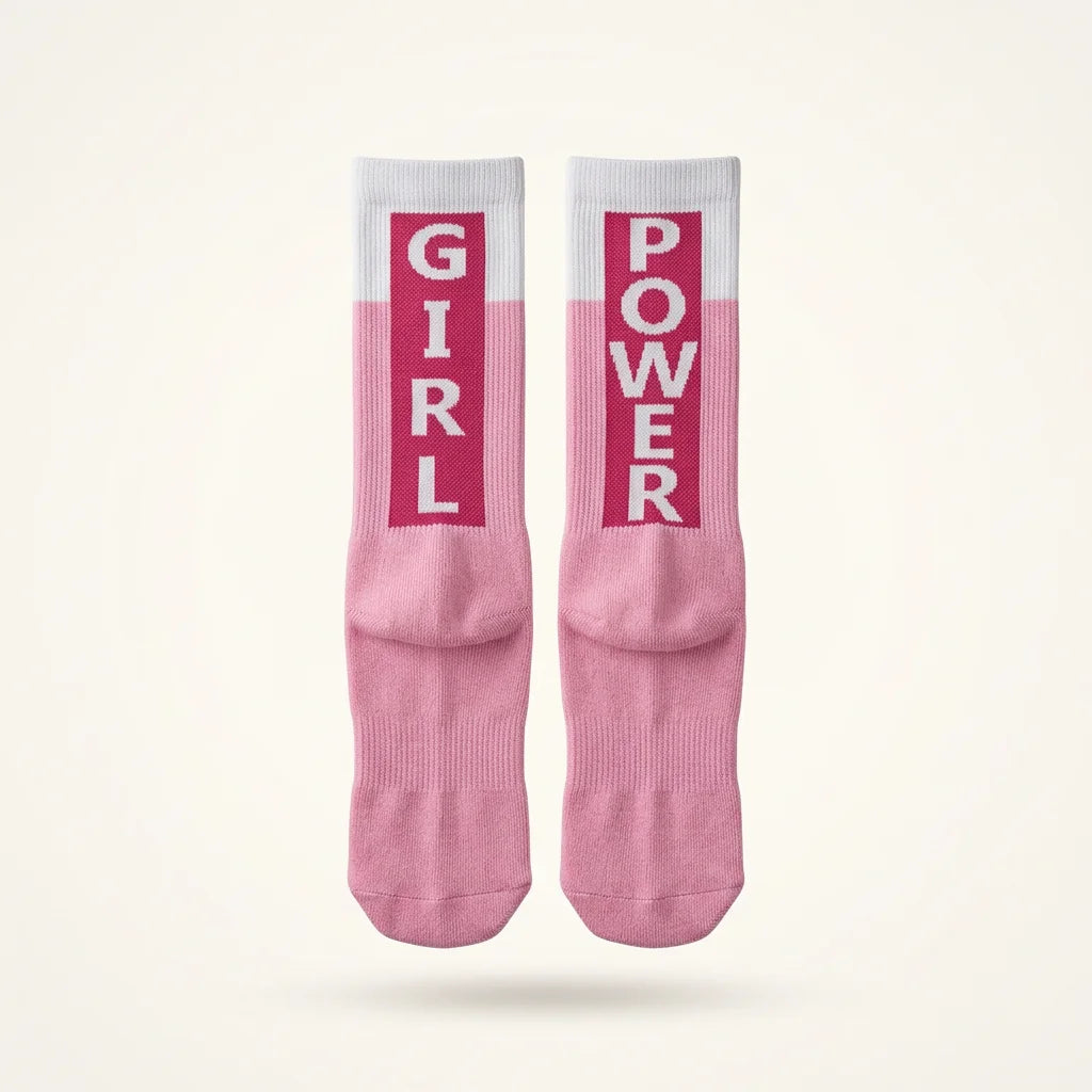 Zwei rosa Sportsocken mit „Girl Power