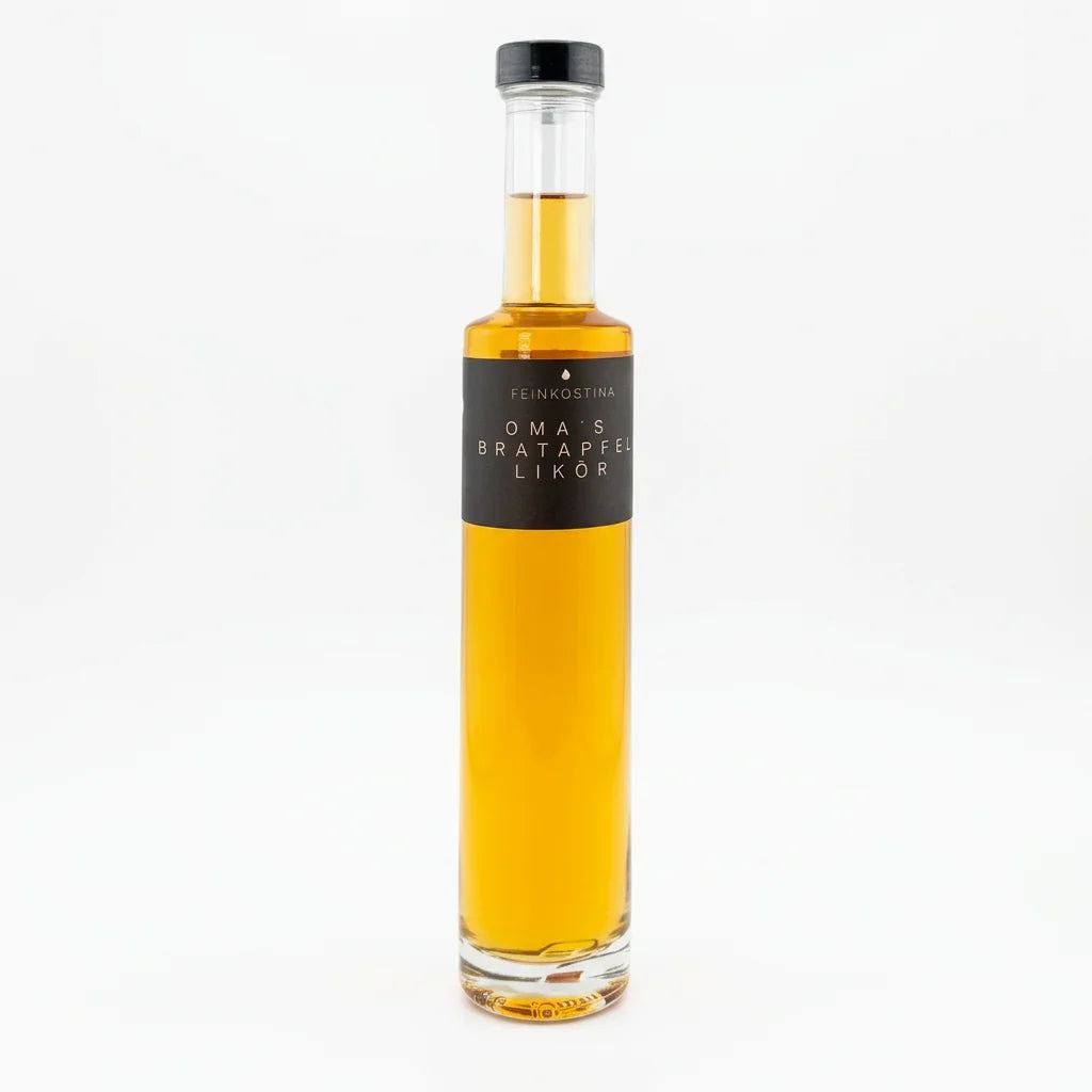 Schlanke Glasflasche mit schwarzem Etikett „Oma's Bratapfel Likör