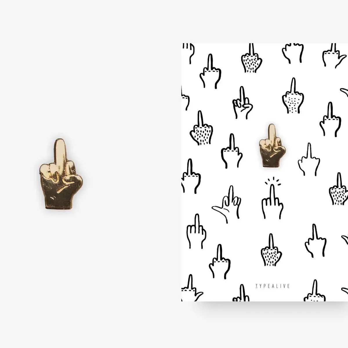Goldener Anstecknadel-Pin mit Mittelfinger-Motiv neben der bedruckten Karte mit wiederholtem Muster
