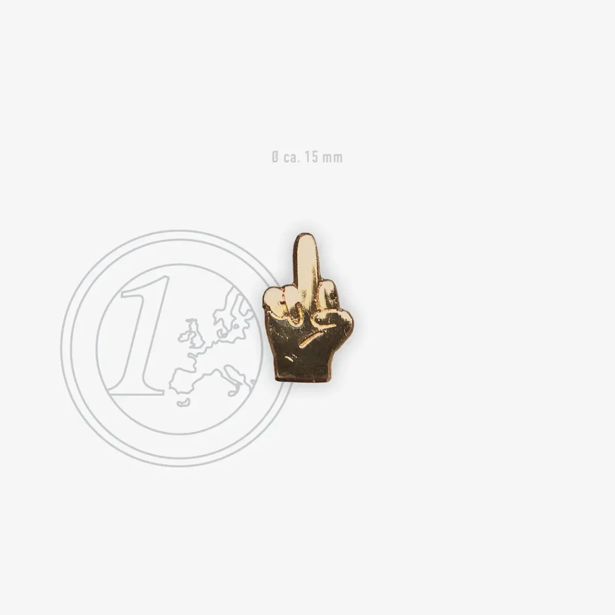 Goldplattierte Anstecknadel mit Mittelfinger-Motiv neben einer Ein-Euro-Münze als Größenvergleich