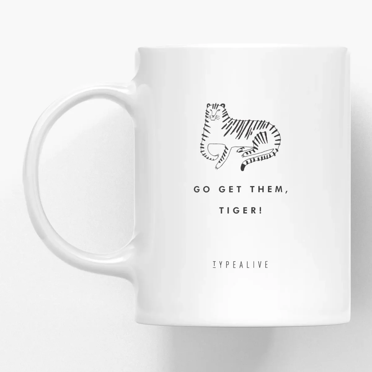 Weiße Keramiktasse mit schwarzer Illustration eines Tigers und Text „GO GET THEM, TIGER!