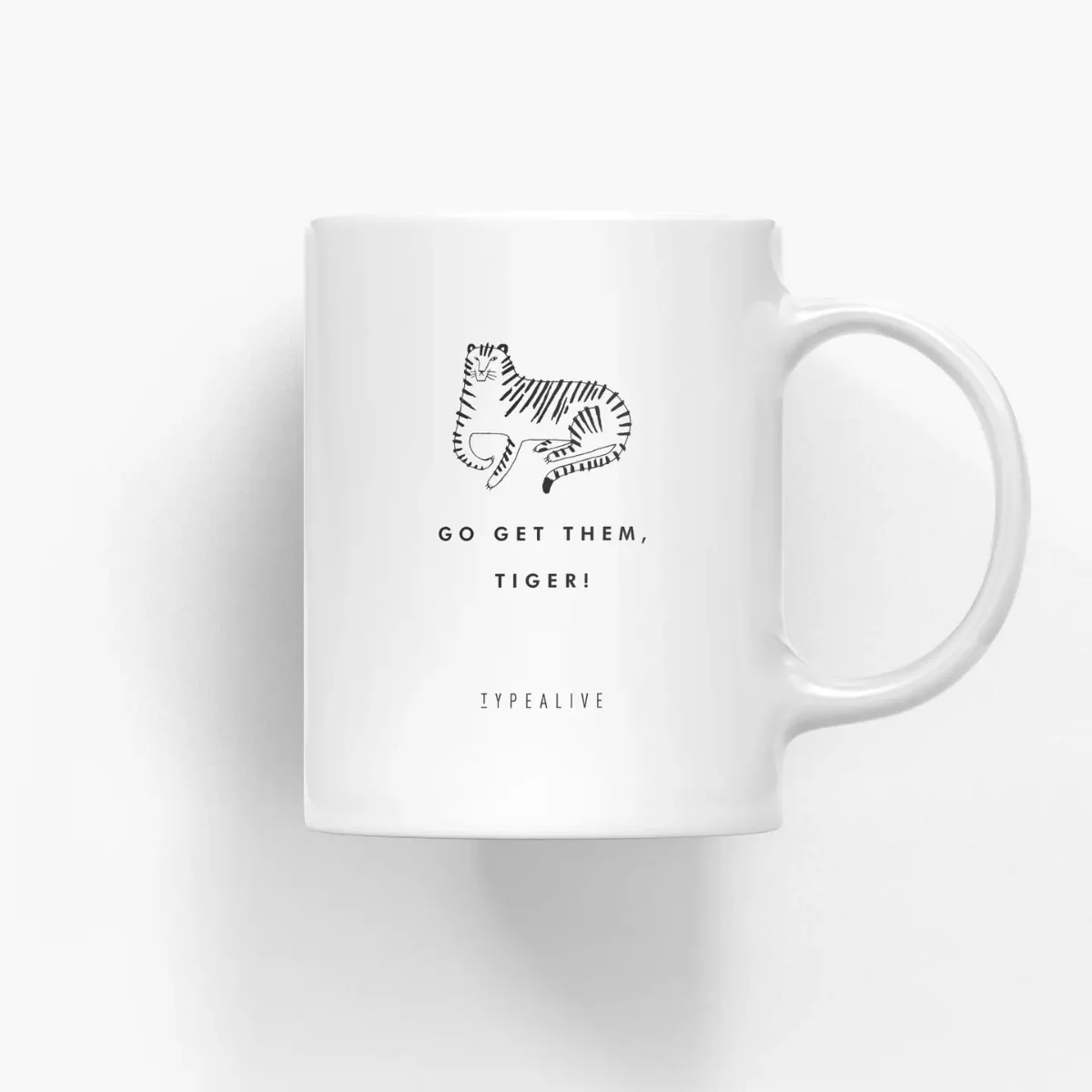 Weiße Keramiktasse mit schwarzer Illustration eines Tigers und Text „GO GET THEM, TIGER!