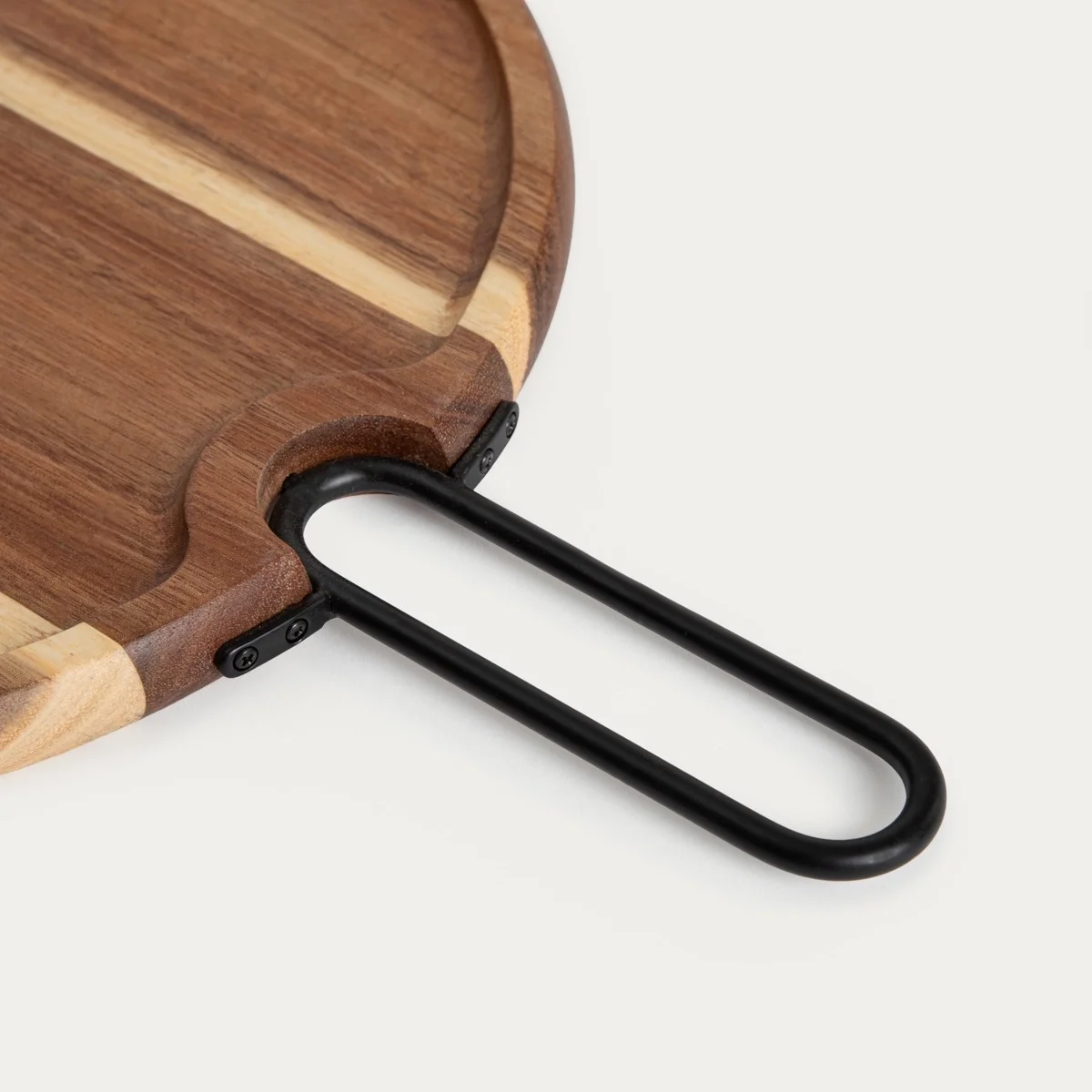 Ausschnitt des Holzbretts mit schwarzem Metallgriff und Holzgriffen der Edelstahlmesser