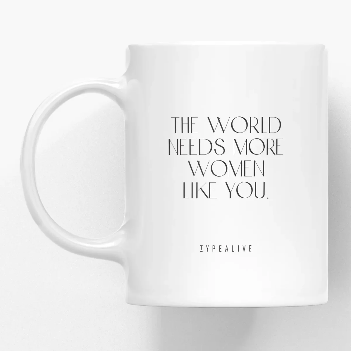 Weiße Keramiktasse mit schwarzem Schriftzug „The World Needs More Women Like You