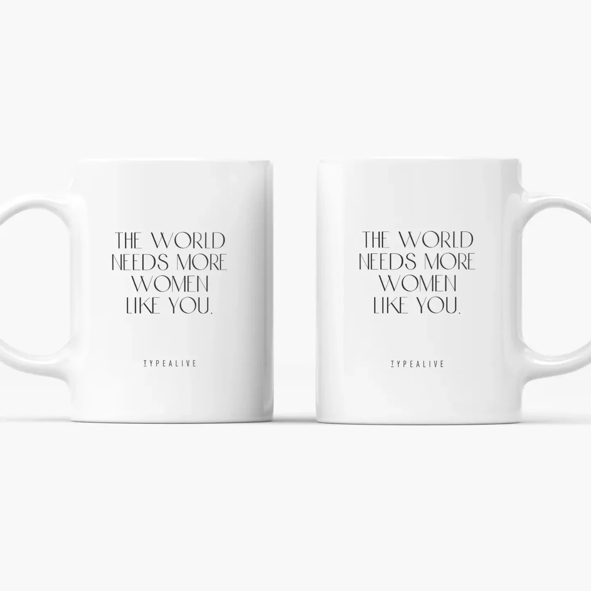 Zwei weiße Keramiktassen nebeneinander, bedruckt mit „The world needs more women like you