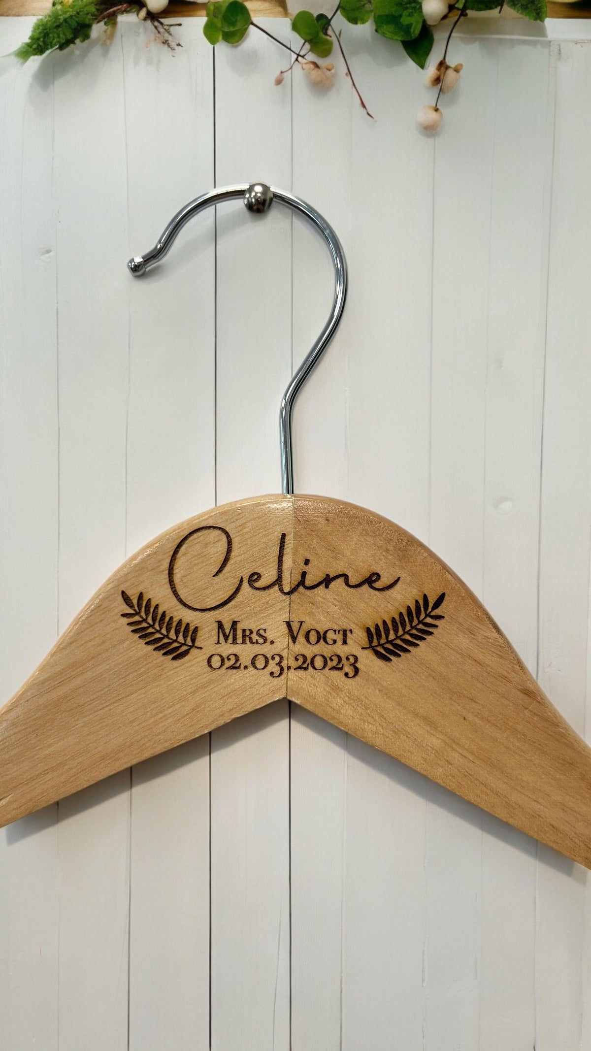 Holzkleiderbügel mit Gravur: Name „Celine