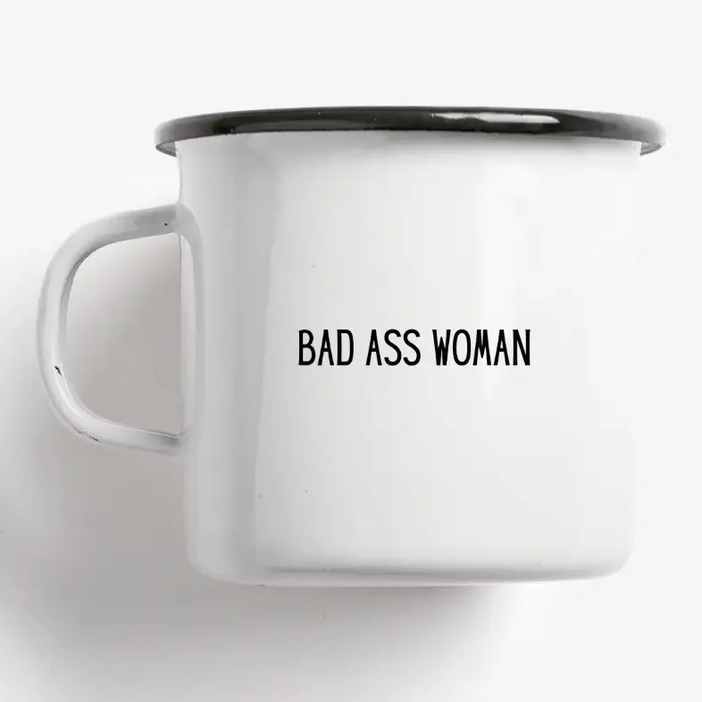 Emaille Tasse weiß mit schwarzem Rand und Henkel, Schriftzug „BAD ASS WOMAN