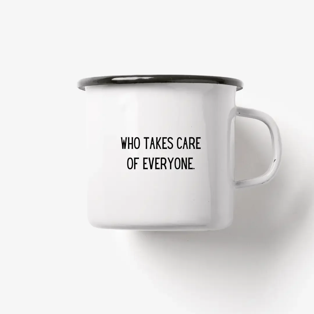 Weiße Emailletasse mit schwarzem Rand und Henkel, schwarzer Text „WHO TAKES CARE OF EVERYONE