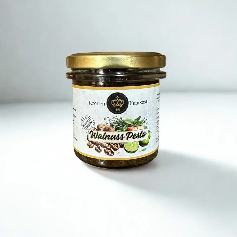 Walnuss Pesto im Glas mit goldenem Deckel, dunkelgrüne Paste sichtbar, Etikett zeigt Walnüsse und Limette