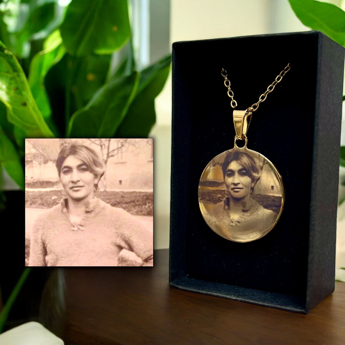 Halskette mit Fotogravur in schwarzer Geschenkbox, daneben das Originalfoto als Vorlage