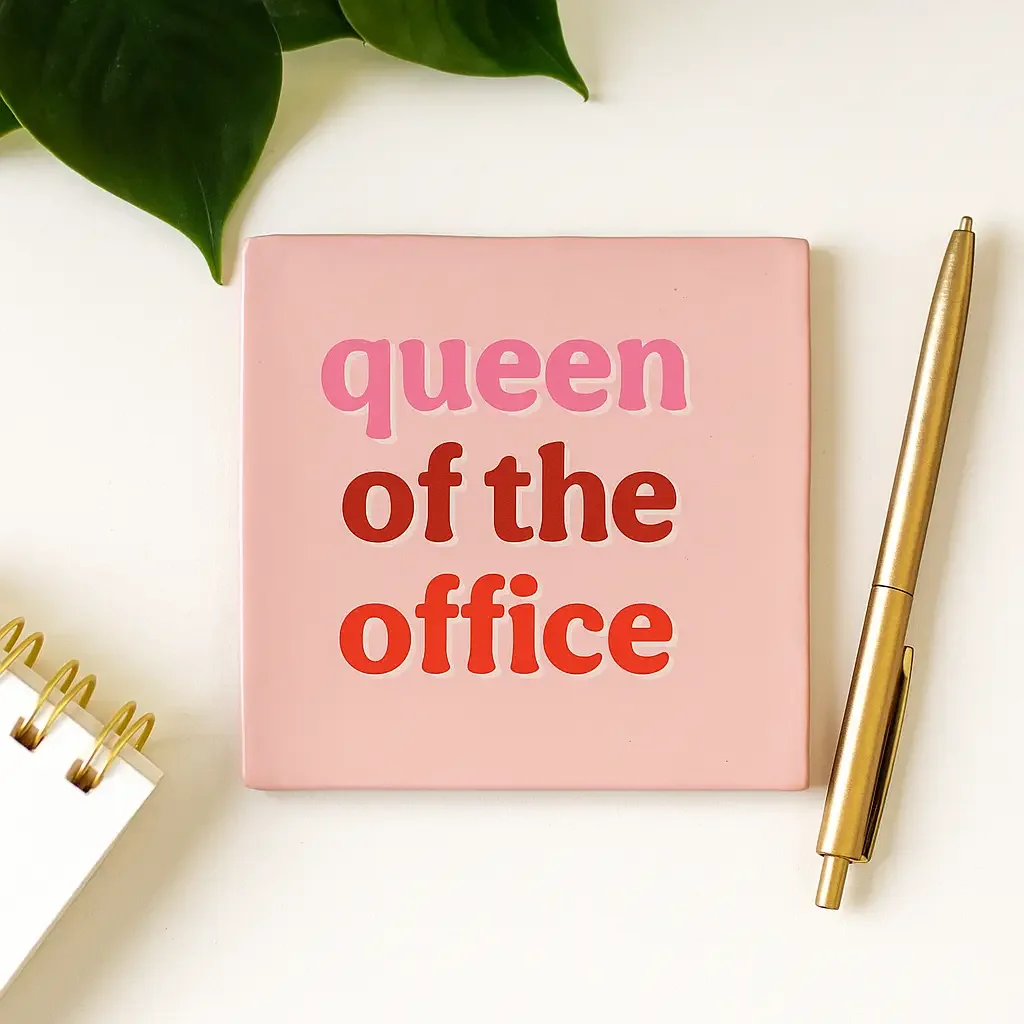 Rosa Keramikfliese mit Text „queen of the office