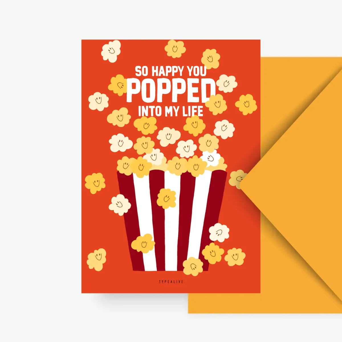 Postkarte A6 mit rotem Hintergrund, Popcorn-Illustration und Spruch „So happy you popped into my life