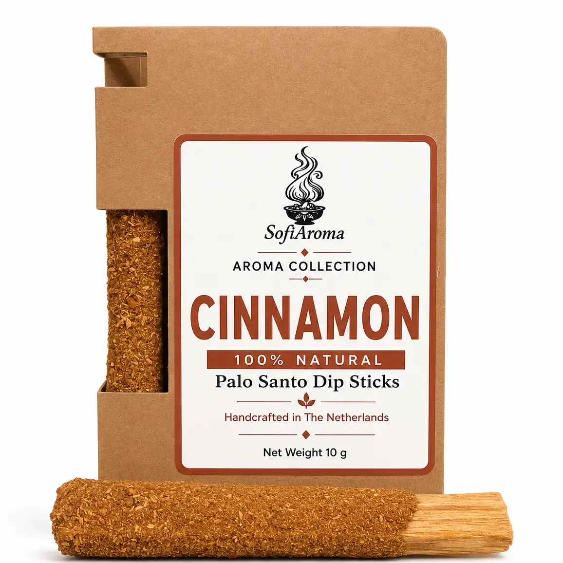 Palo Santo Räucherstäbchen mit Zimtmischung, gebündelt mit Holzgriff, neben Verpackung aus Karton mit Label.