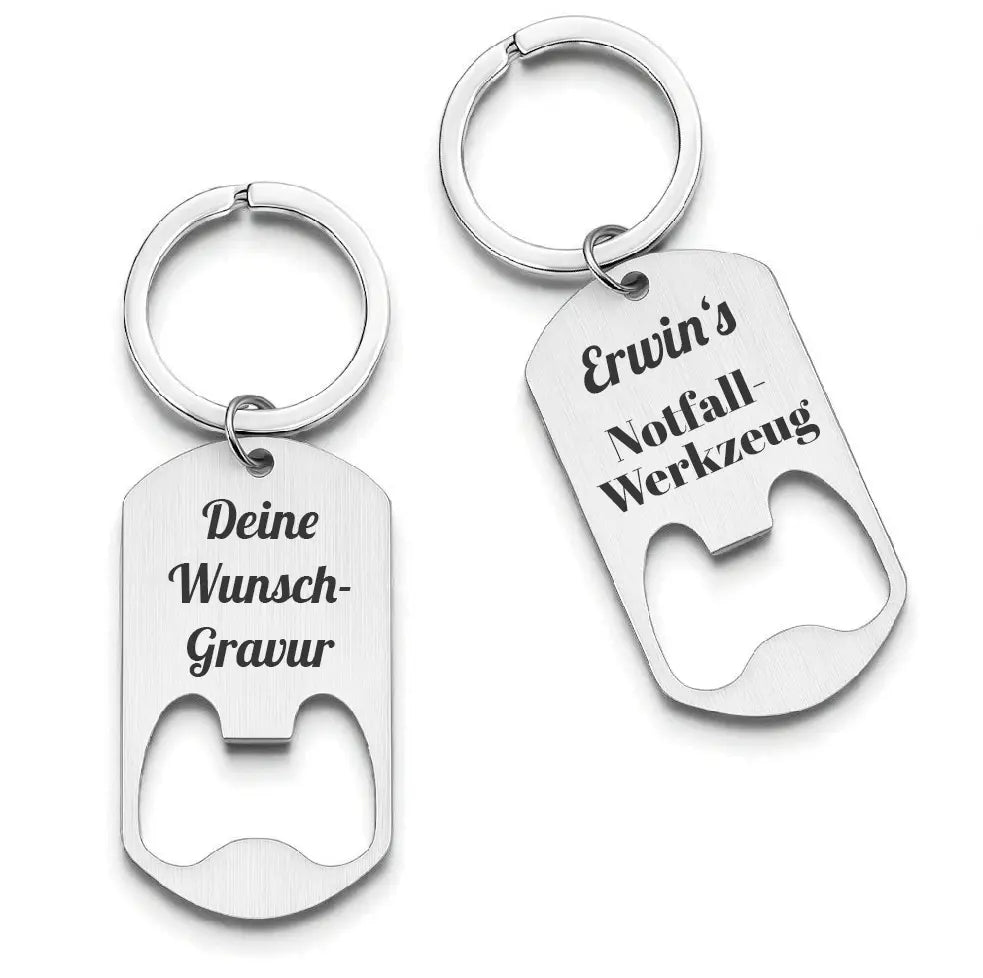 Zwei Edelstahl-Schlüsselanhänger mit Flaschenöffner, graviert mit Text, an Ringen nebeneinander.