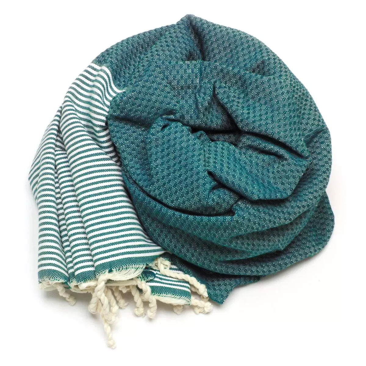 Grünes Fouta-Tuch mit Wabenmuster, locker zusammengelegt, Fransen und Streifenseite sichtbar.